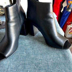 Fashionable Ankle boot with Peep toes!